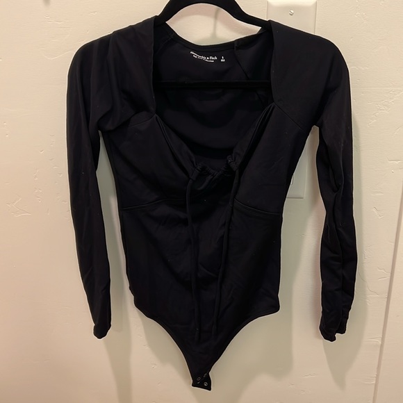 Long-Sleeve Seamless Fabric Cinched Front Bodysuit - Picture 2 of 4